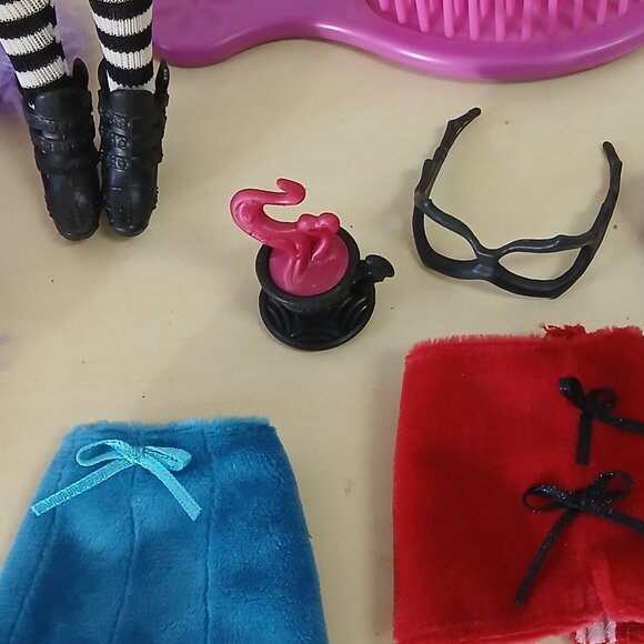 Goth fashion doll with accessories - Picture 4 of 6